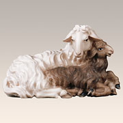 Schaf mit dunklem Lamm liegend