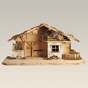 Alpenländischer Stall mit Putz und Zaun