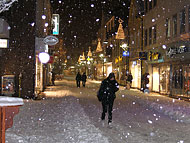 Schnee am Abend auf dem Euskirchener Weihnachtsmarkt